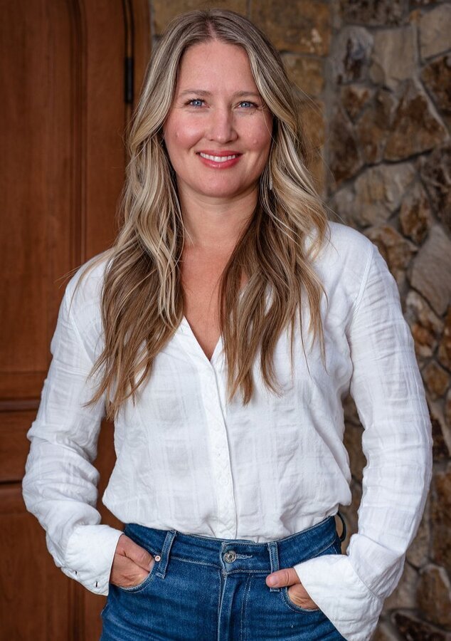 Laurenn Aimee Schiek, Broker